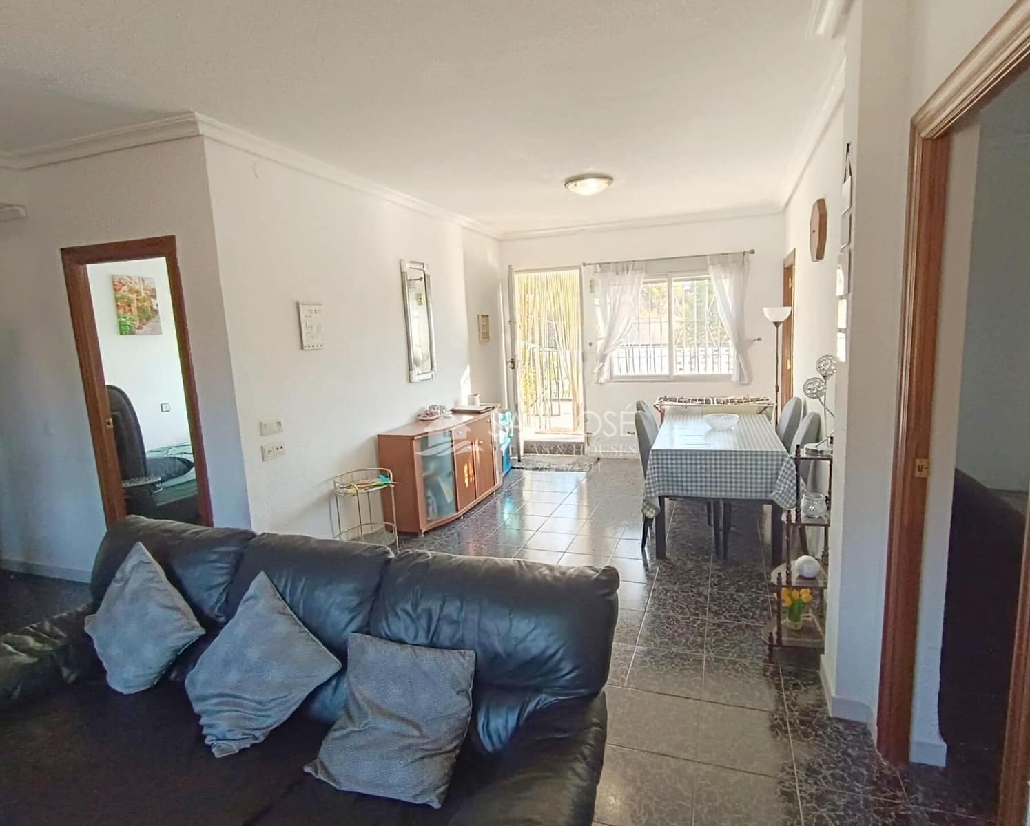 4 bedroom Villa for sale in Elda with garage - € 130,000 (Ref: 10173874)
