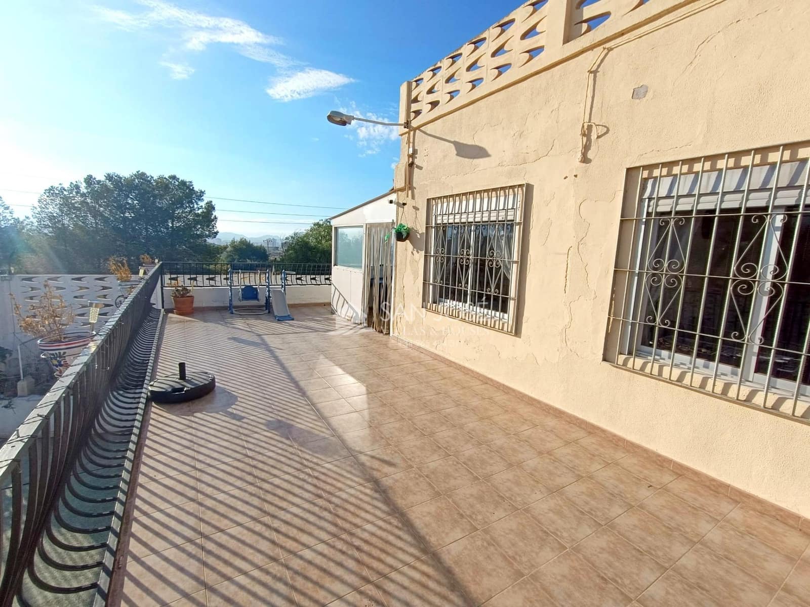 4 bedroom Villa for sale in Elda with garage - € 130,000 (Ref: 10173874)