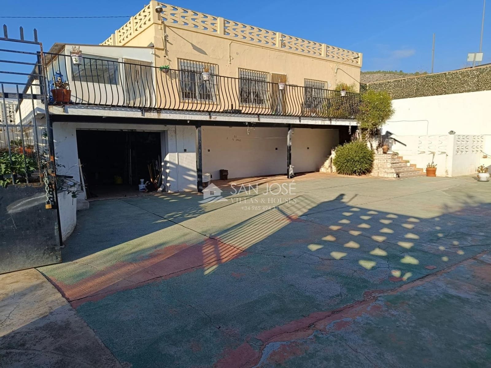 4 bedroom Villa for sale in Elda with garage - € 130,000 (Ref: 10173874)
