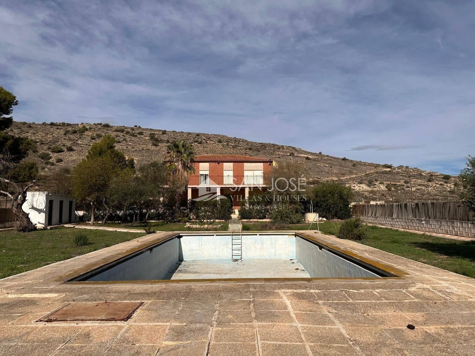 6 bedroom Villa for sale in Aspe with pool - € 370,000 (Ref: 3165902)