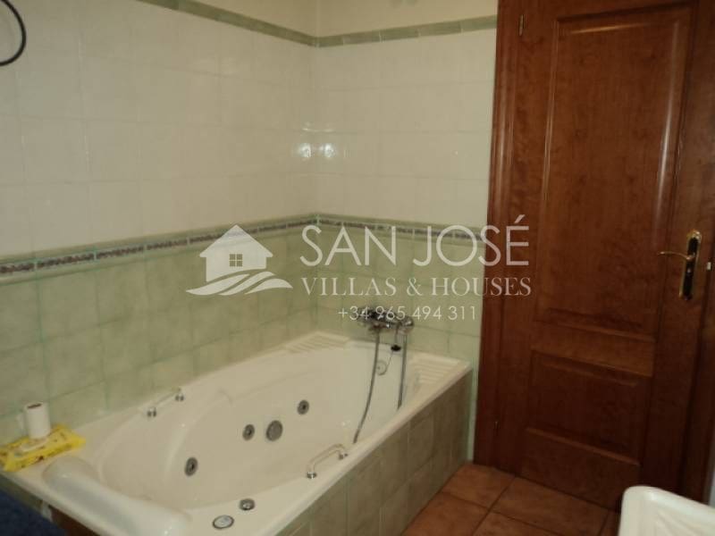 5 soverom Leilighet til salgs i Aspe med garasje - € 260 000 (Ref: 3590197)