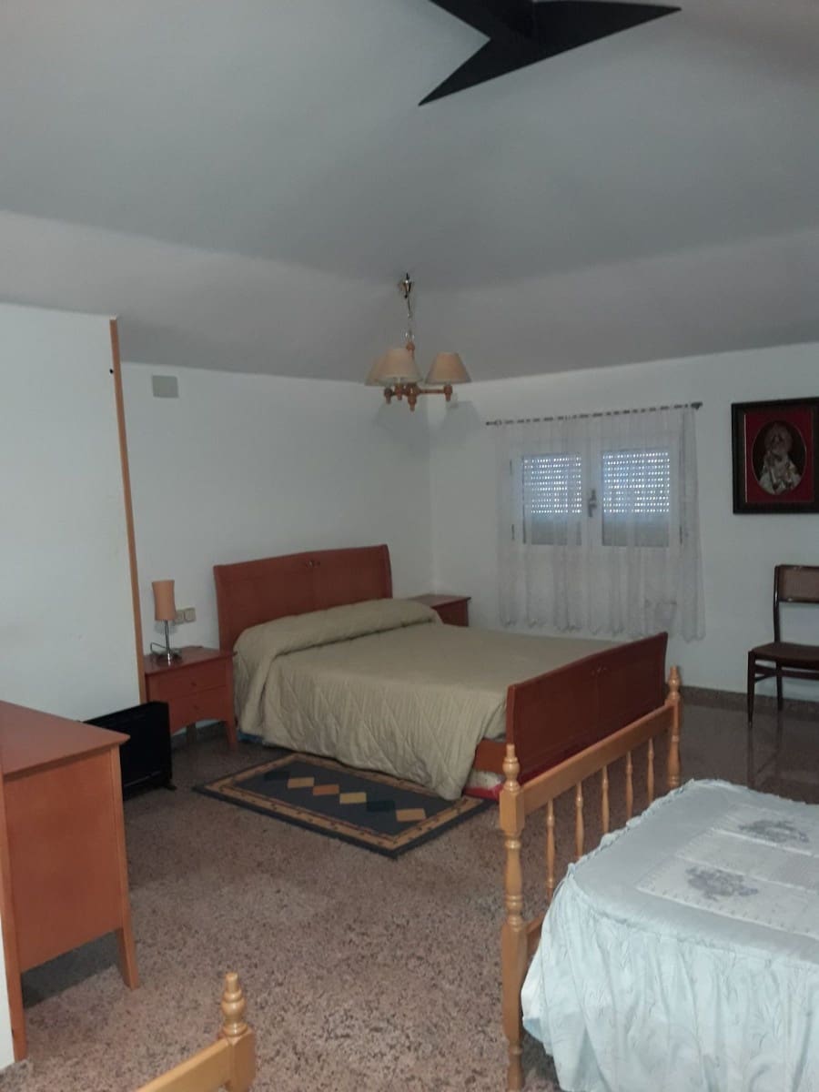 4 bedroom Villa for sale in Las Virtudes, Villena with garage €