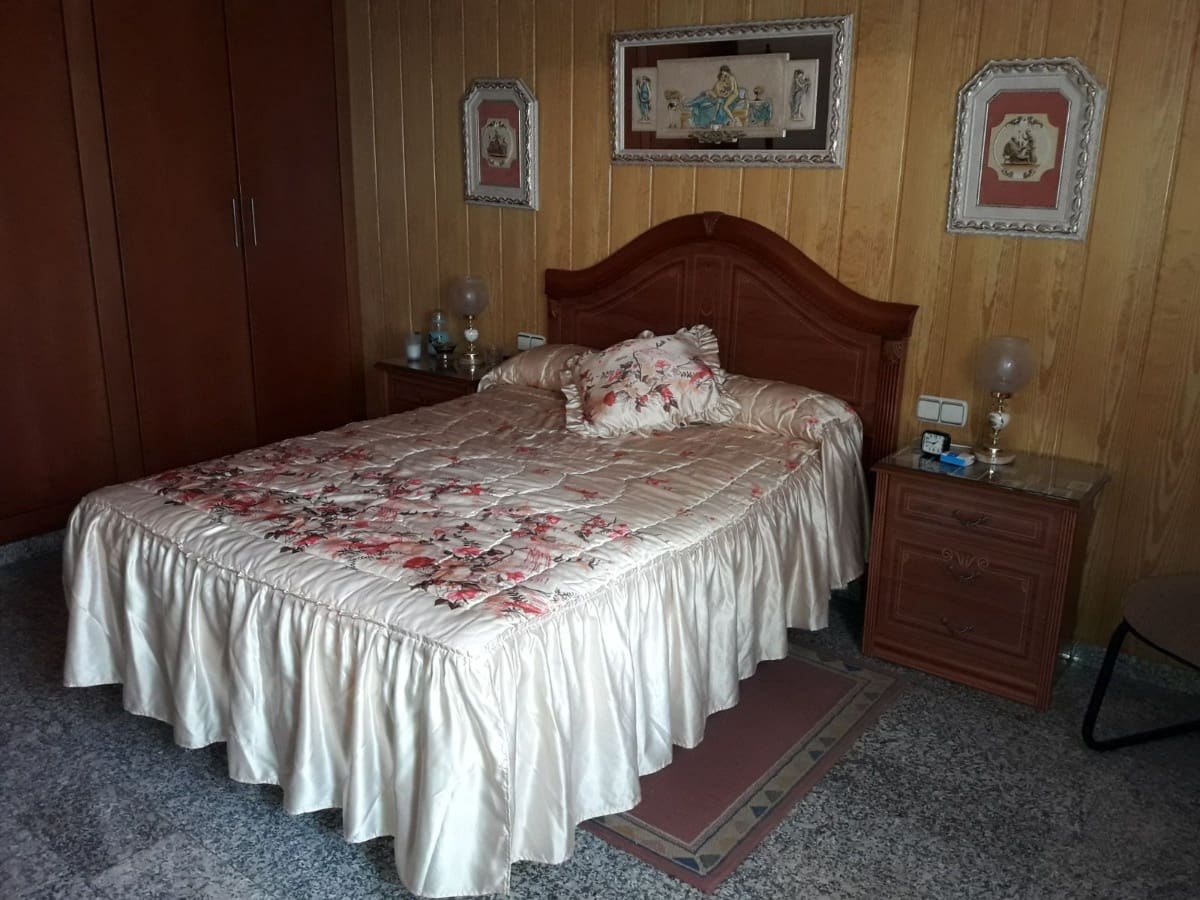 4 bedroom Villa for sale in Las Virtudes, Villena with garage €