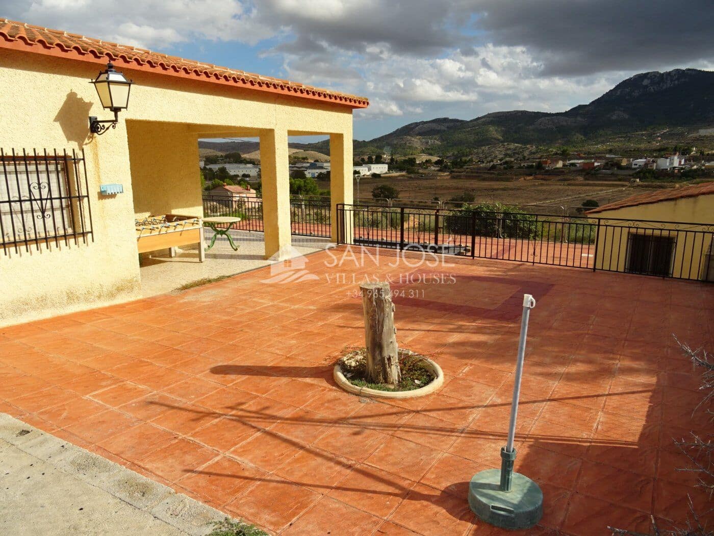 4 bedroom Villa for sale in Hondón de las Nieves with pool garage €