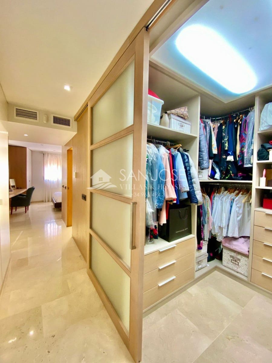 4 bedroom Flat for sale in Murcia city with garage - € 922,500 (Ref: 6196693)