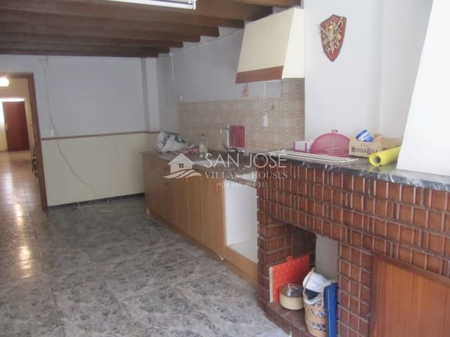 Casa de 7 habitaciones en Pinoso en venta - 126.000 € (Ref: 6196976)