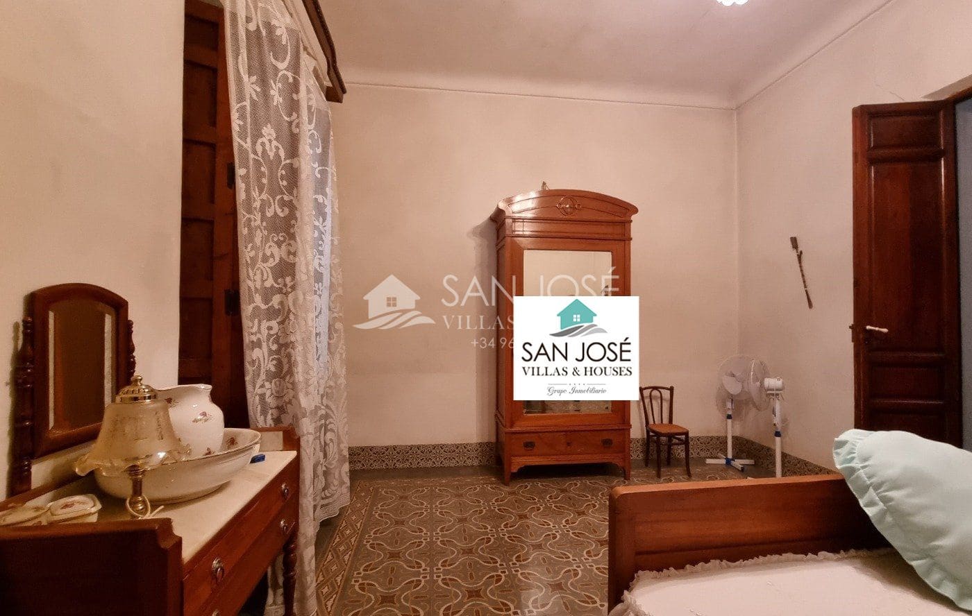 5 bedroom Townhouse for sale in Novelda - € 250,000 (Ref: 7346802)