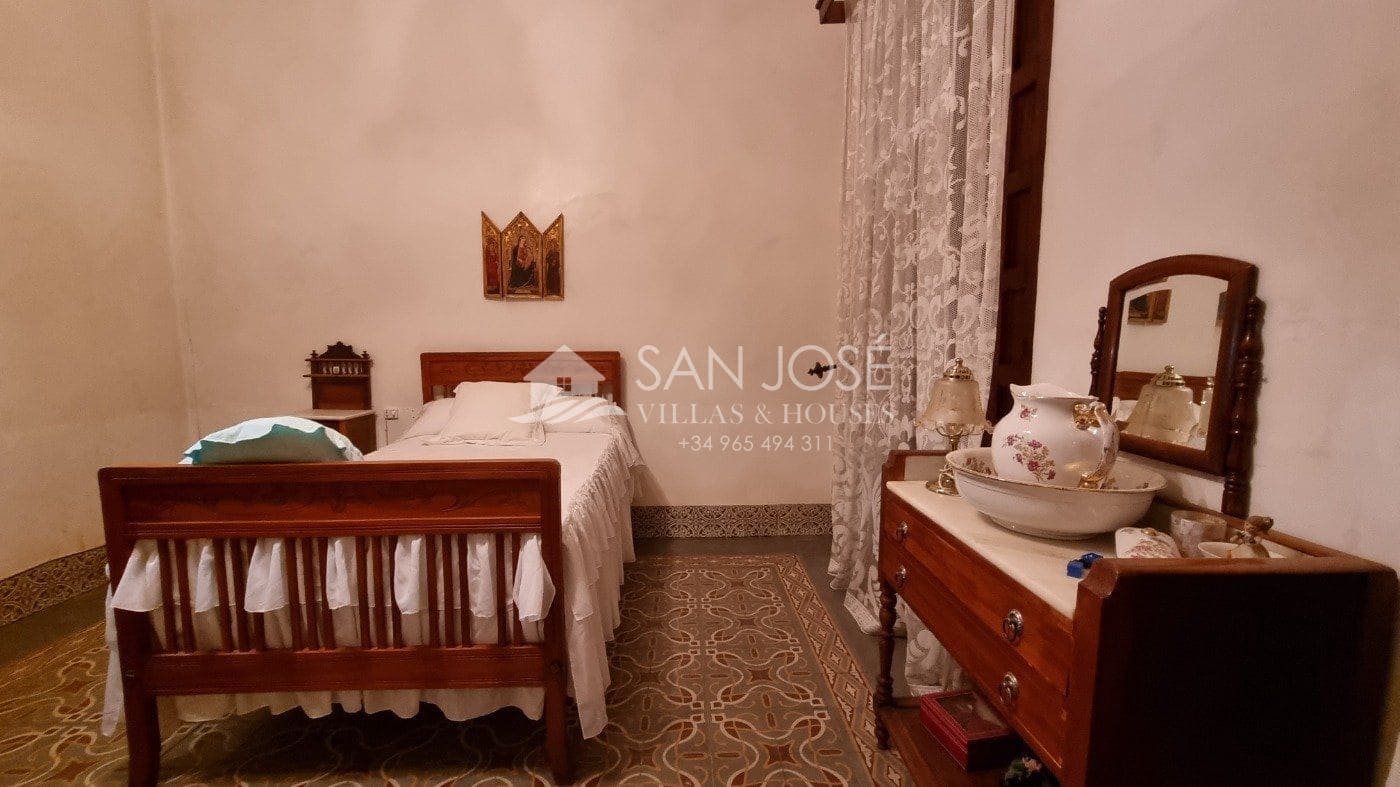 5 bedroom Townhouse for sale in Novelda - € 250,000 (Ref: 7346802)