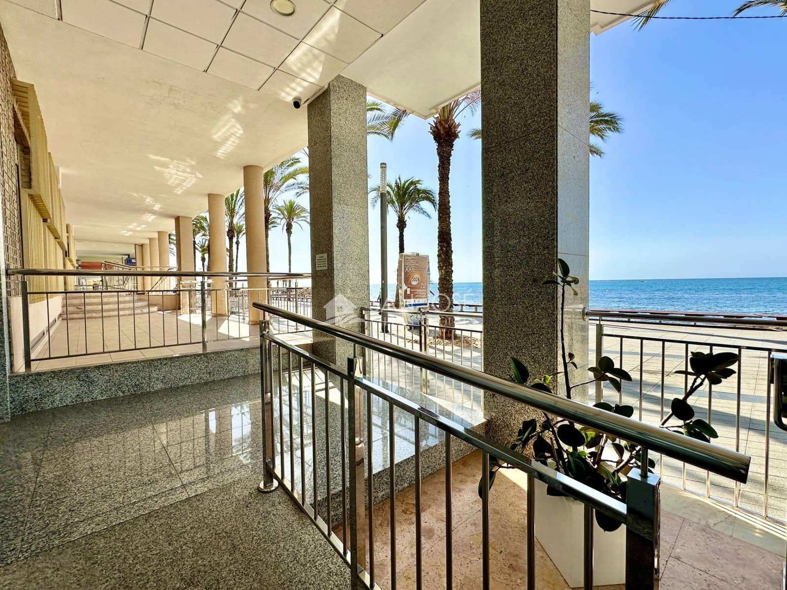 Piso de 3 habitaciones en Torrevieja en venta con garaje - 390.000 € (Ref: 8437208)