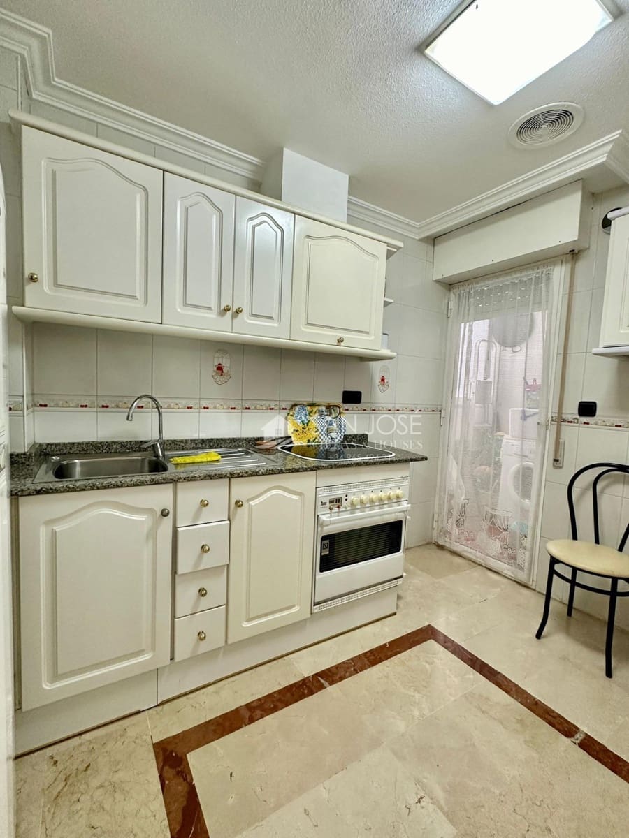 Piso de 3 habitaciones en Torrevieja en venta con garaje - 390.000 € (Ref: 8437208)