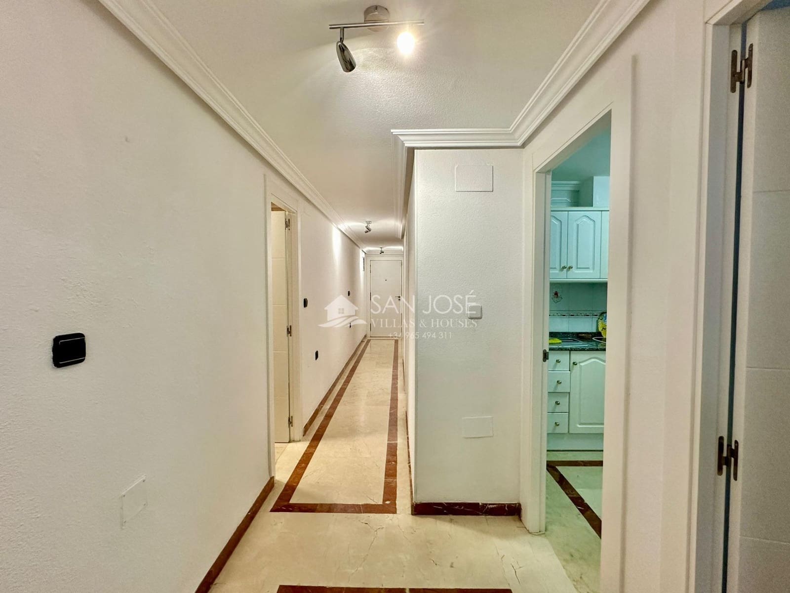 Piso de 3 habitaciones en Torrevieja en venta con garaje - 390.000 € (Ref: 8437208)