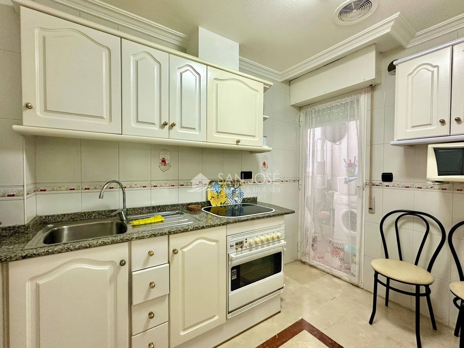 Piso de 3 habitaciones en Torrevieja en venta con garaje - 390.000 € (Ref: 8437208)