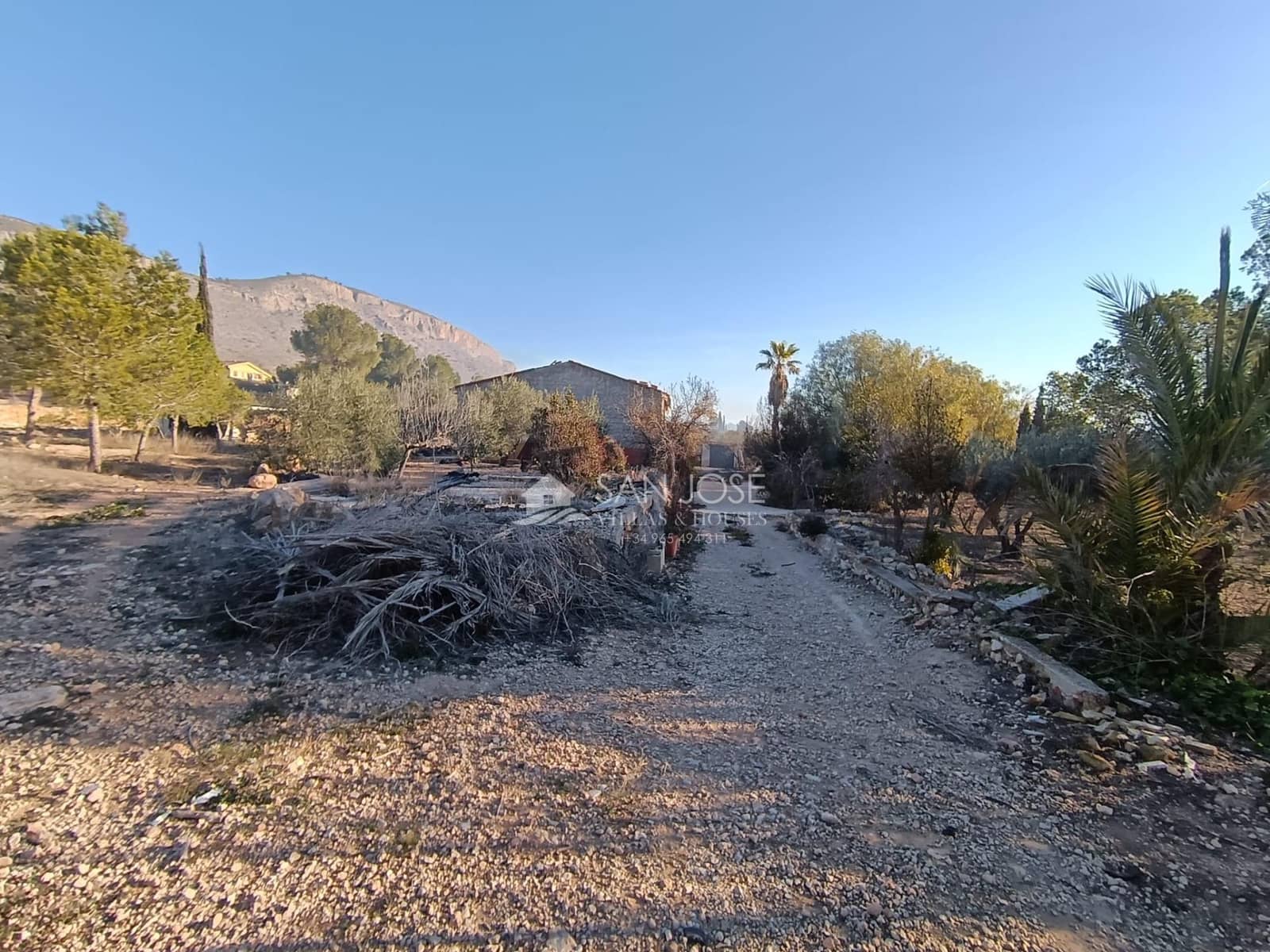 4 makuuhuone Huvila myytävänä paikassa Hondon de las Nieves mukana uima-altaan 
autotalli - 257 000 € (Ref: 8891112)