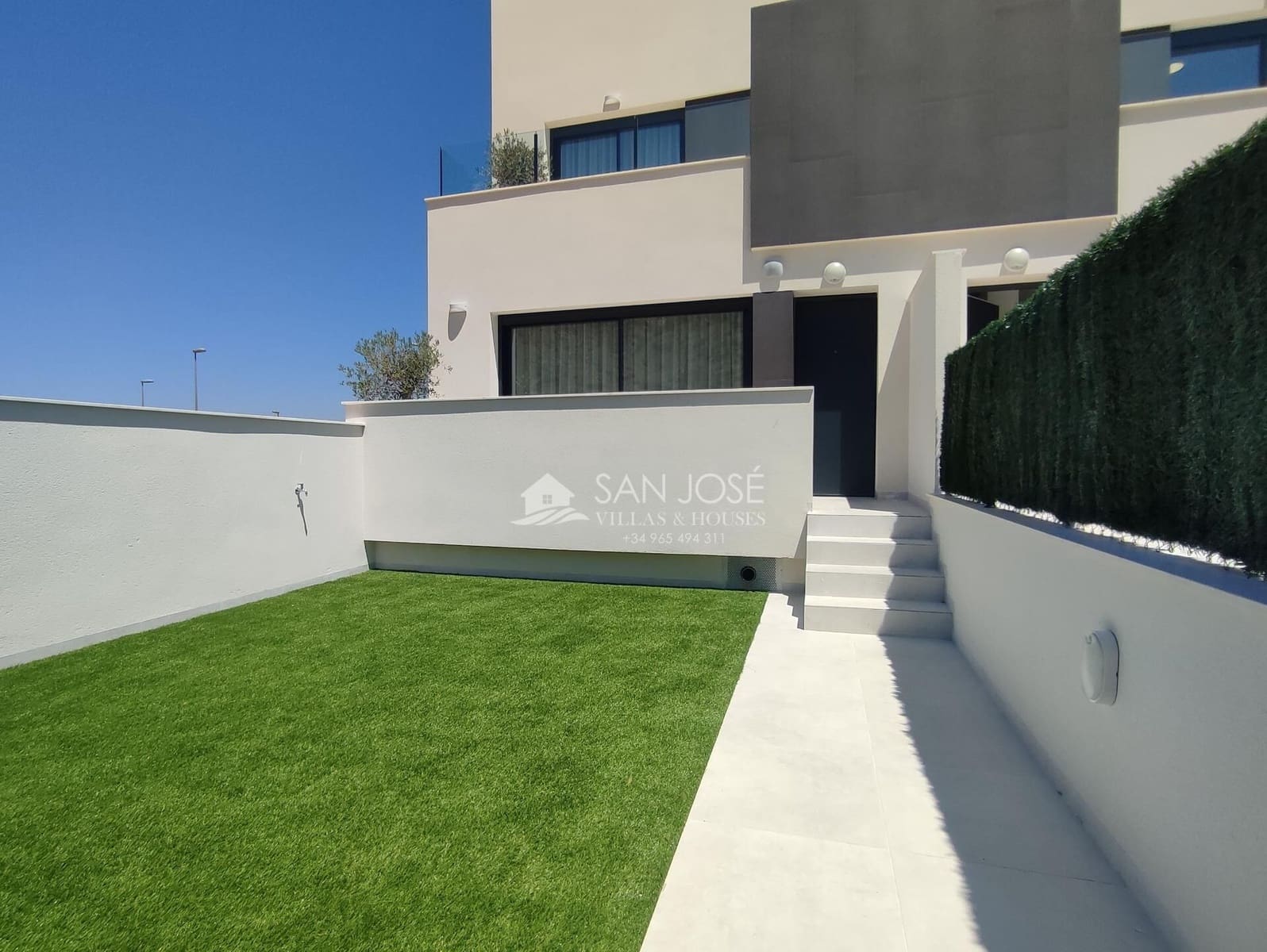 2 soverom Rekkehus til salgs i Cox med svømmebasseng garasje - € 219 000 (Ref: 8896989)