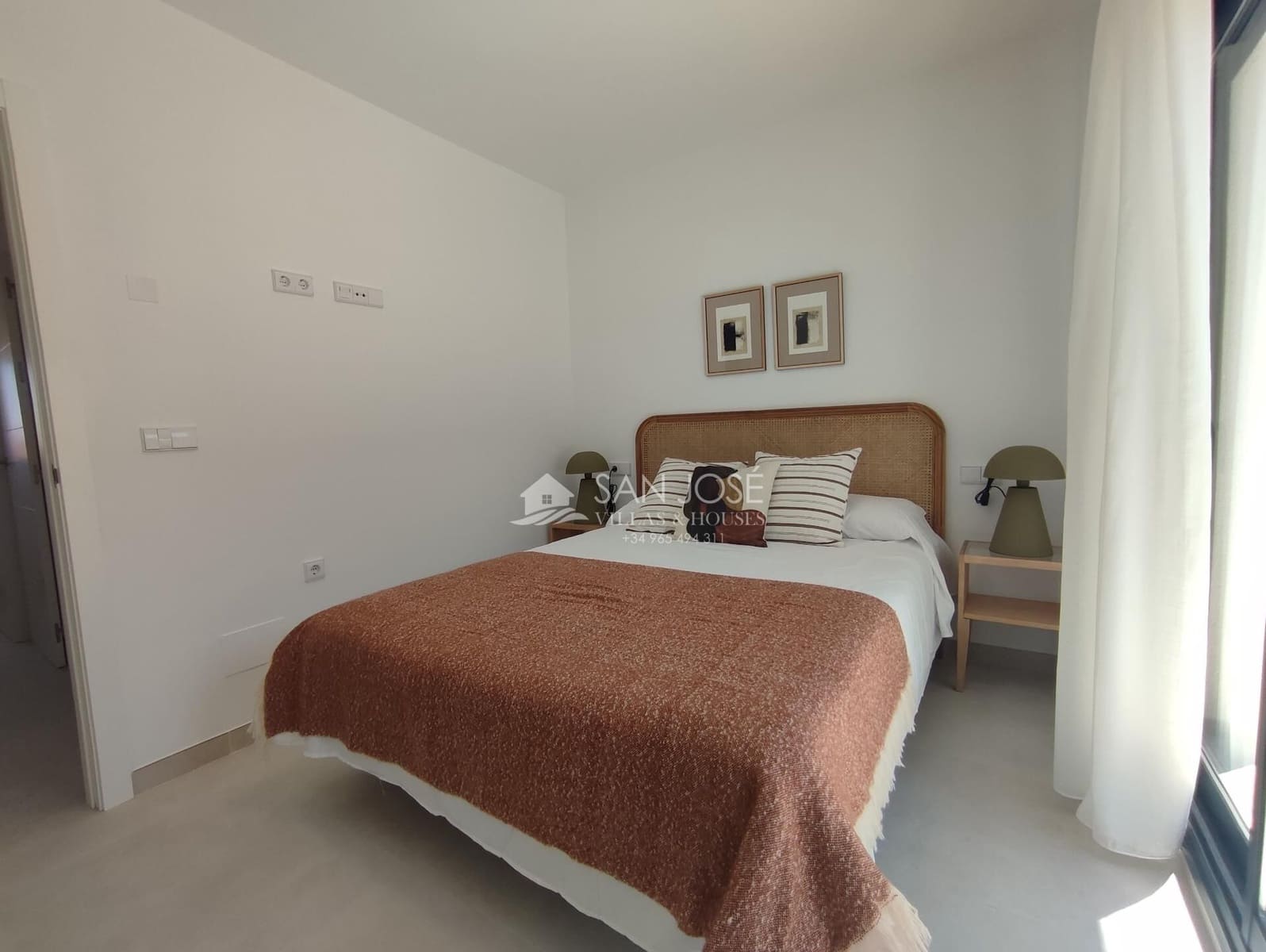 2 soverom Rekkehus til salgs i Cox med svømmebasseng garasje - € 219 000 (Ref: 8896989)