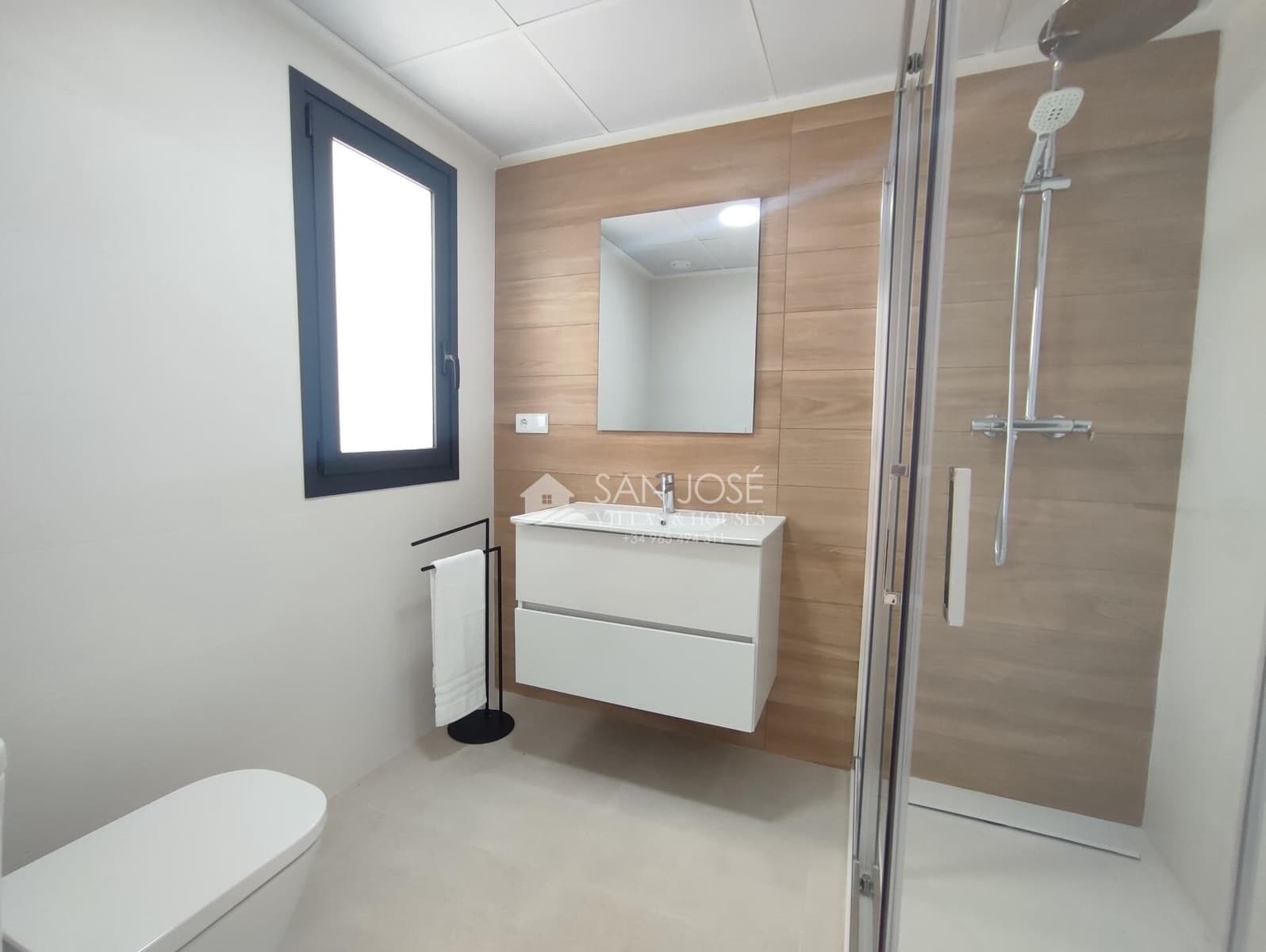 2 soverom Rekkehus til salgs i Cox med svømmebasseng garasje - € 219 000 (Ref: 8896989)