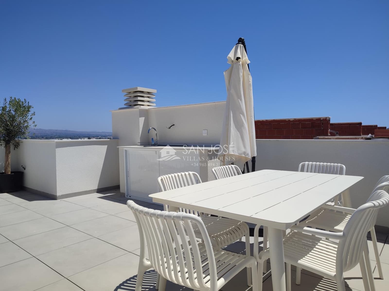 2 soverom Rekkehus til salgs i Cox med svømmebasseng garasje - € 219 000 (Ref: 8896989)