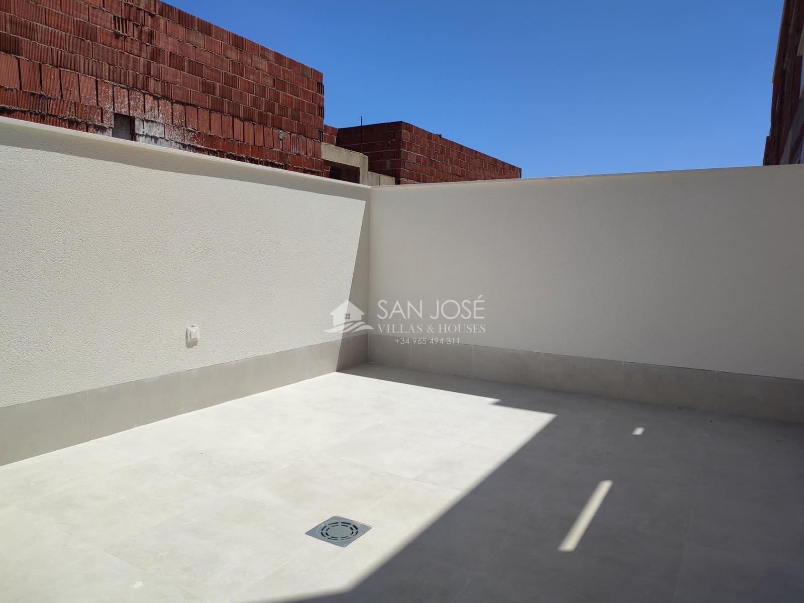 2 soverom Rekkehus til salgs i Cox med svømmebasseng garasje - € 219 000 (Ref: 8896989)