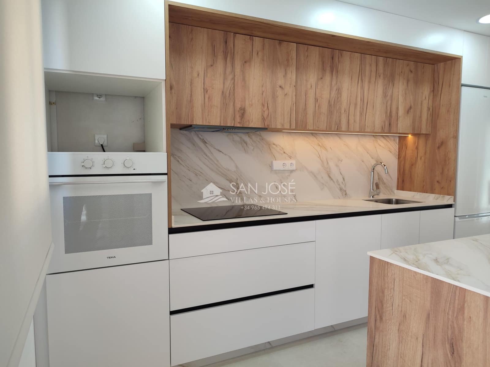 2 soverom Rekkehus til salgs i Cox med svømmebasseng garasje - € 219 000 (Ref: 8896989)