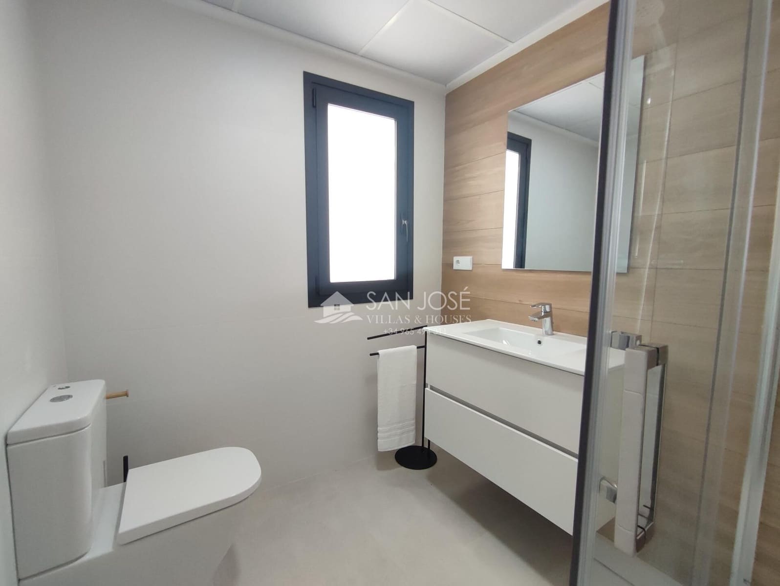 2 soverom Rekkehus til salgs i Cox med svømmebasseng garasje - € 219 000 (Ref: 8896989)