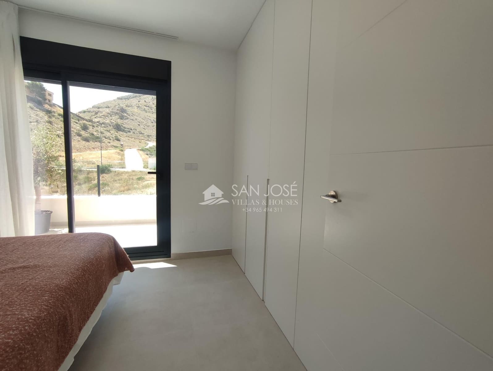 2 soverom Rekkehus til salgs i Cox med svømmebasseng garasje - € 219 000 (Ref: 8896989)