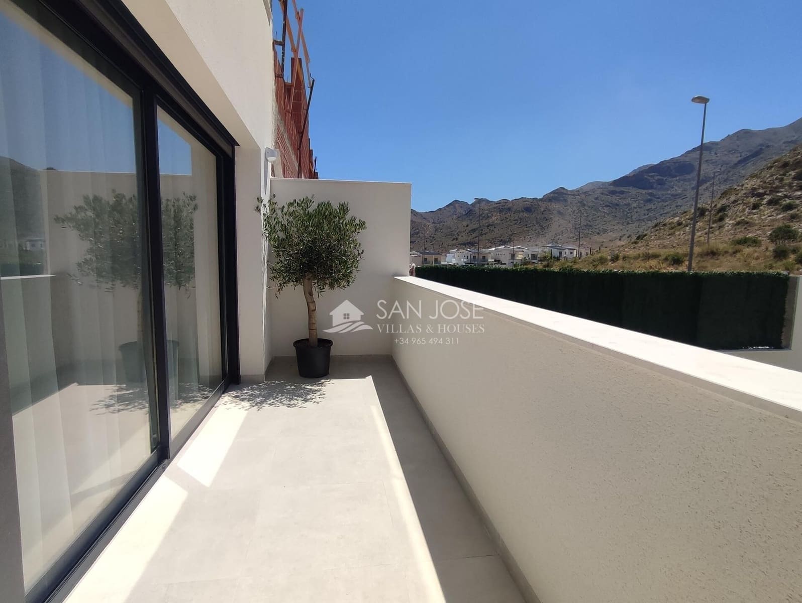 2 soverom Rekkehus til salgs i Cox med svømmebasseng garasje - € 219 000 (Ref: 8896989)