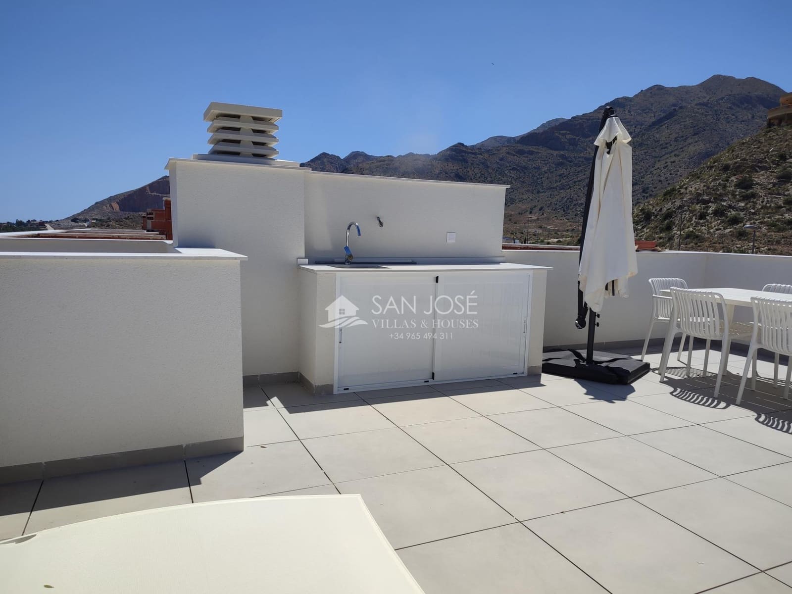 2 soverom Rekkehus til salgs i Cox med svømmebasseng garasje - € 219 000 (Ref: 8896989)