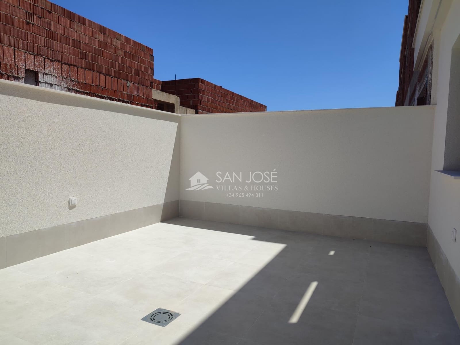 2 soverom Rekkehus til salgs i Cox med svømmebasseng garasje - € 219 000 (Ref: 8896989)