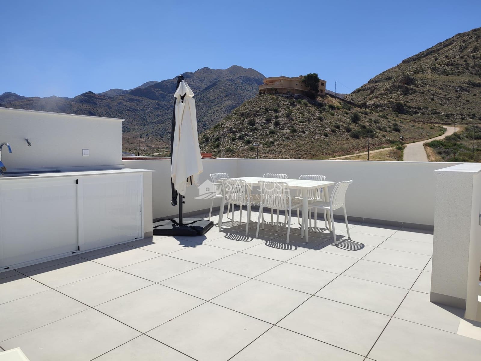 2 soverom Rekkehus til salgs i Cox med svømmebasseng garasje - € 219 000 (Ref: 8896989)