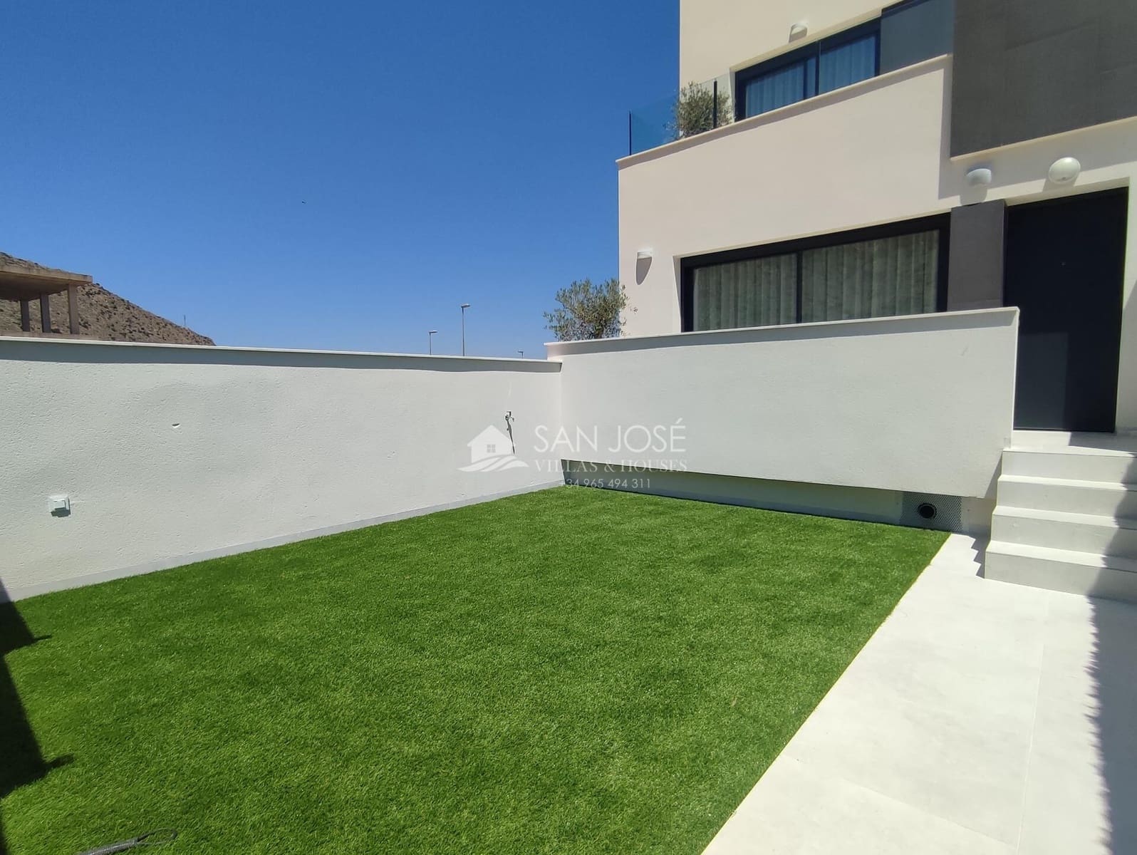 2 soverom Rekkehus til salgs i Cox med svømmebasseng garasje - € 219 000 (Ref: 8896989)