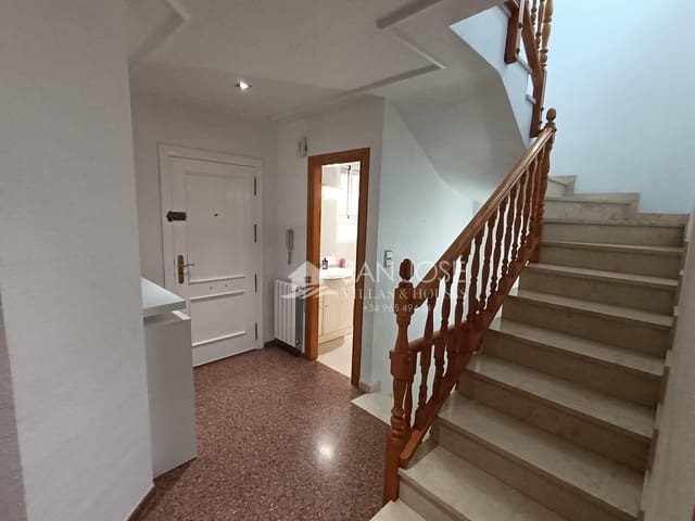 4 makuuhuone Rivitalo vuokrattavana paikassa Sax mukana 
autotalli - 750 € (Ref: 8981275)