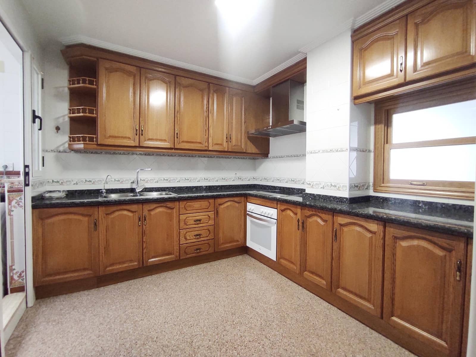 3 Zimmer Wohnung zu vermieten in Novelda mit Garage - 675 € (Ref: 8999271)