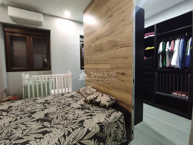 5 bedroom Townhouse for sale in Novelda with garage - € 220,000 (Ref: 9311093)