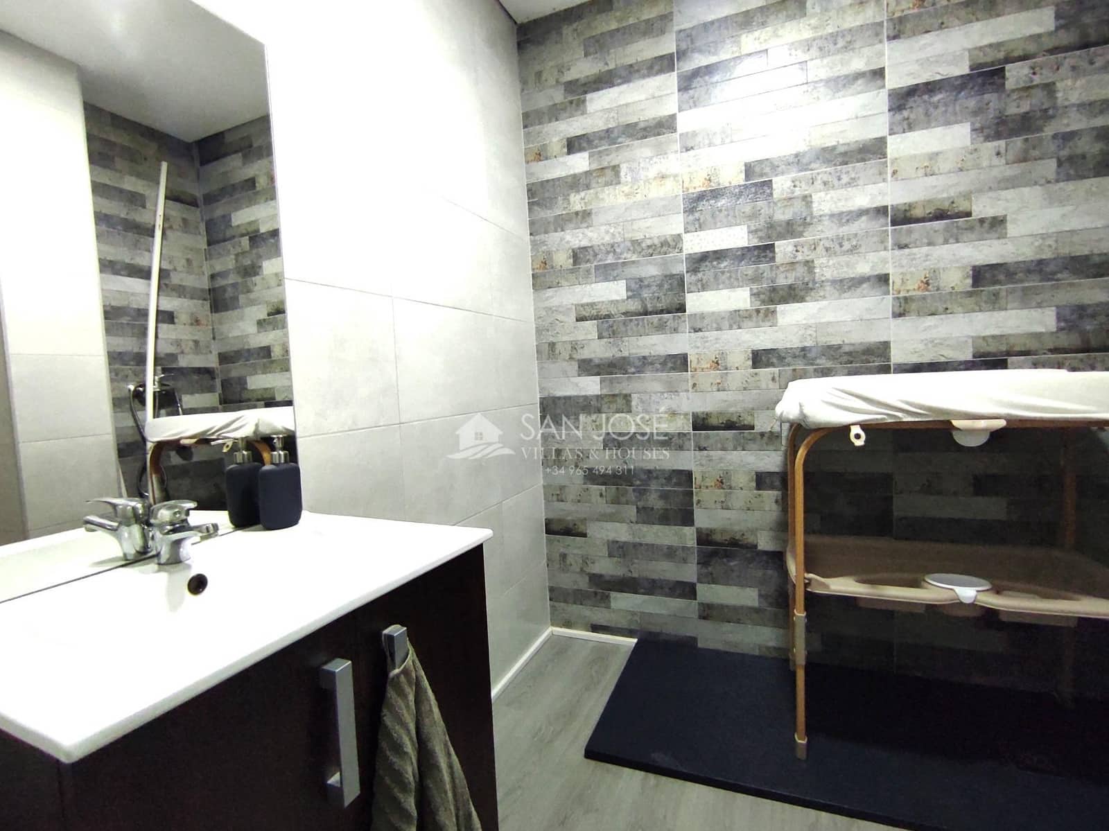 5 bedroom Townhouse for sale in Novelda with garage - € 220,000 (Ref: 9311093)