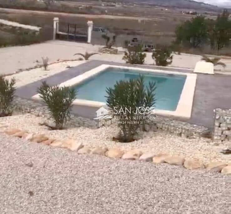 5 bedroom Villa for sale in Pinoso with pool - € 420,000 (Ref: 9396245)