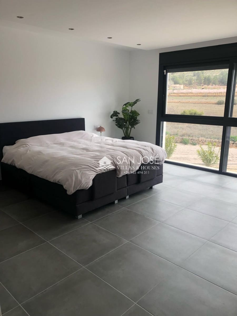 5 bedroom Villa for sale in Pinoso with pool - € 420,000 (Ref: 9396245)