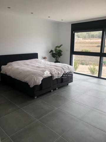 5 soveværelse Villa til salg i Pinoso med swimmingpool - € 420.000 (Ref: 9396245)