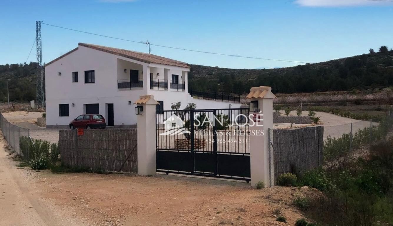 5 bedroom Villa for sale in Pinoso with pool - € 420,000 (Ref: 9396245)