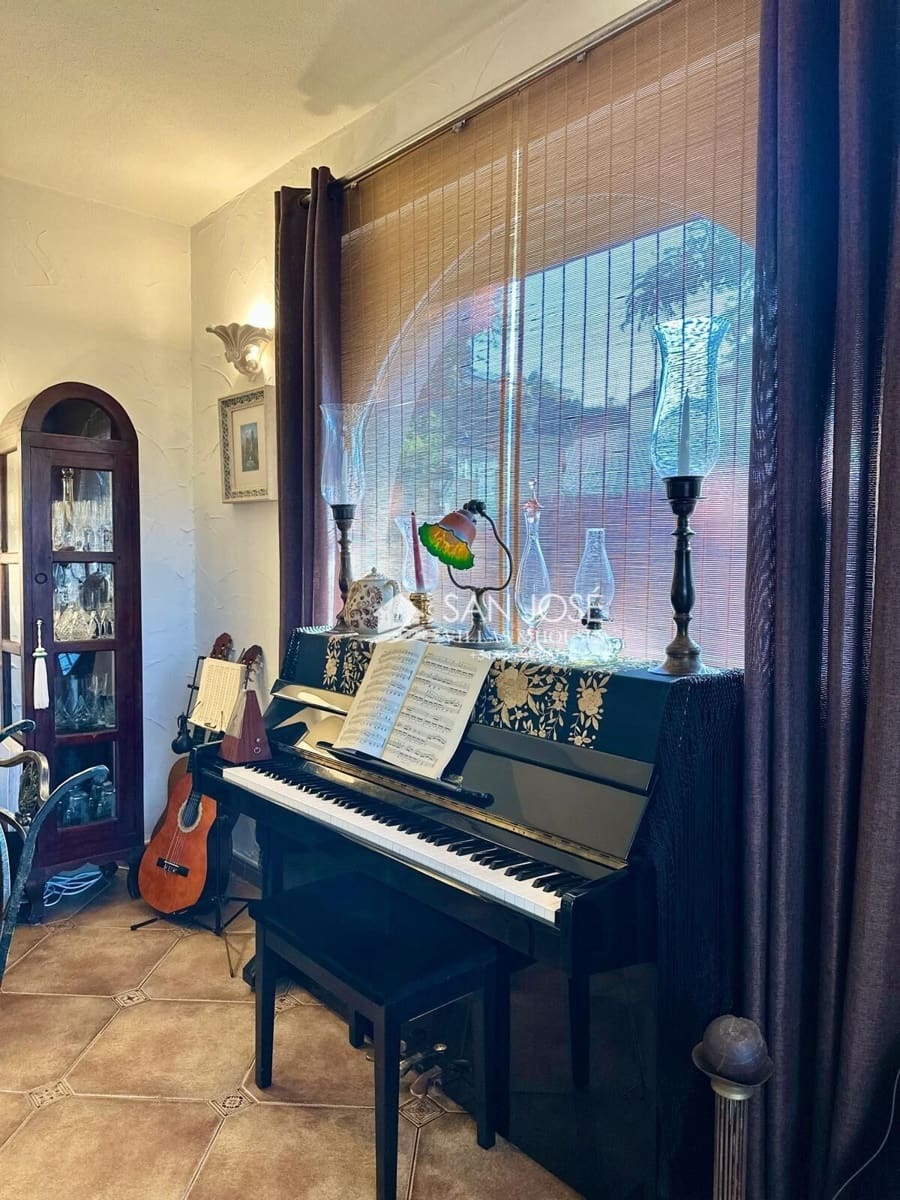 5 bedroom Villa for sale in Aspe with pool - € 374,000 (Ref: 9601168)