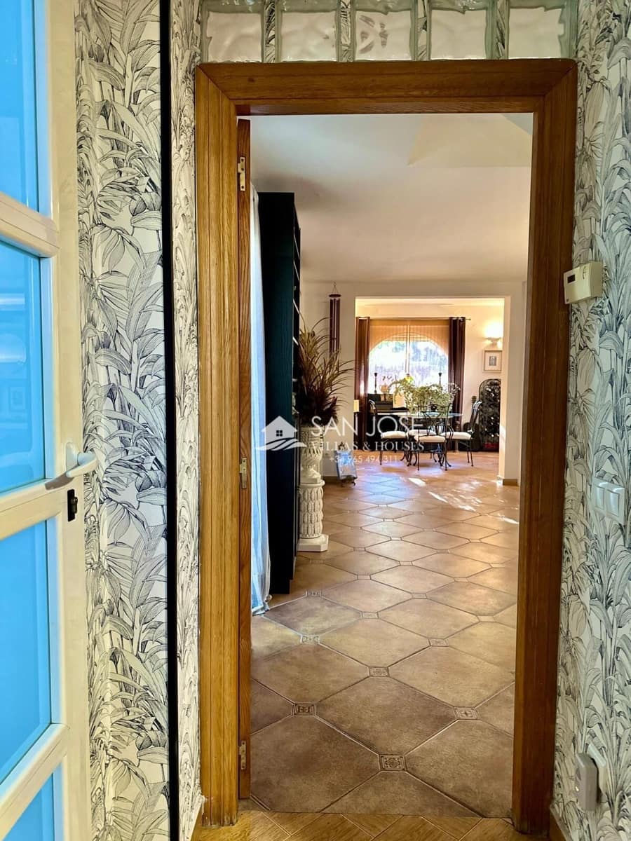 5 bedroom Villa for sale in Aspe with pool - € 374,000 (Ref: 9601168)