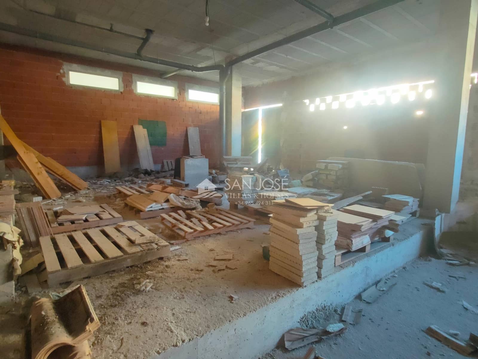 Kaupallinen myytävänä paikassa Aspe - 195 000 € (Ref: 9645257)