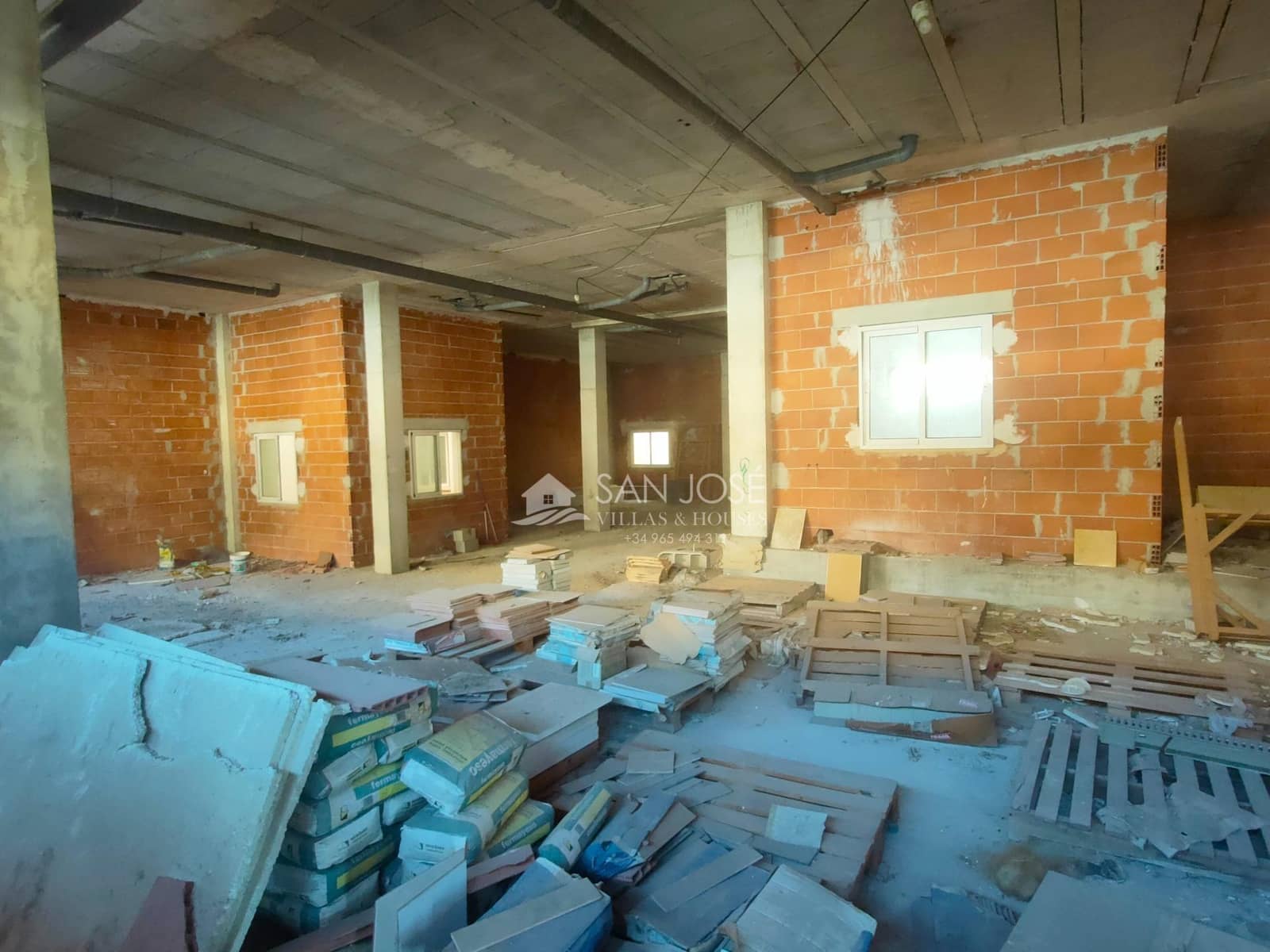 Kaupallinen myytävänä paikassa Aspe - 195 000 € (Ref: 9645257)