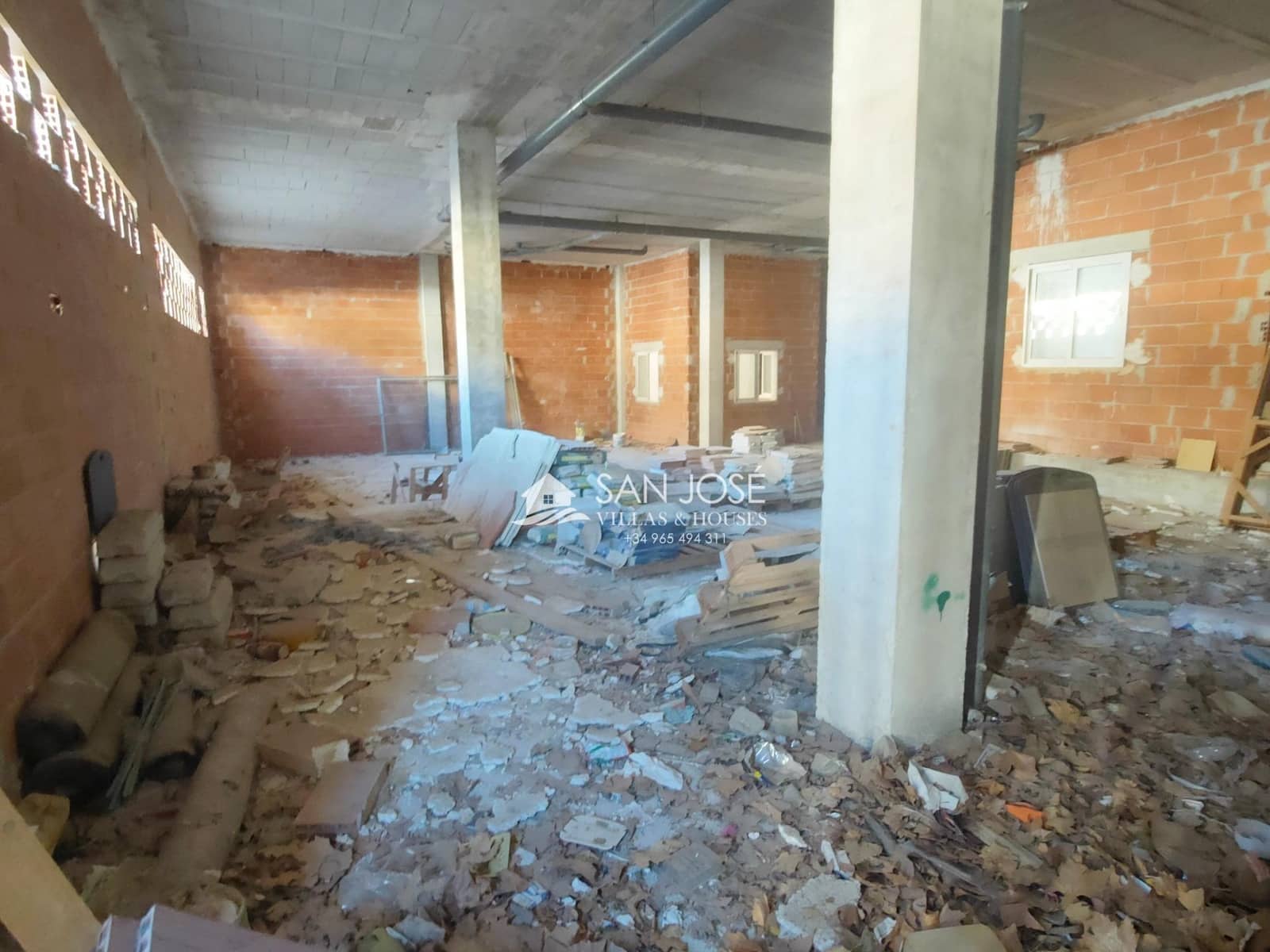 Kaupallinen myytävänä paikassa Aspe - 195 000 € (Ref: 9645257)