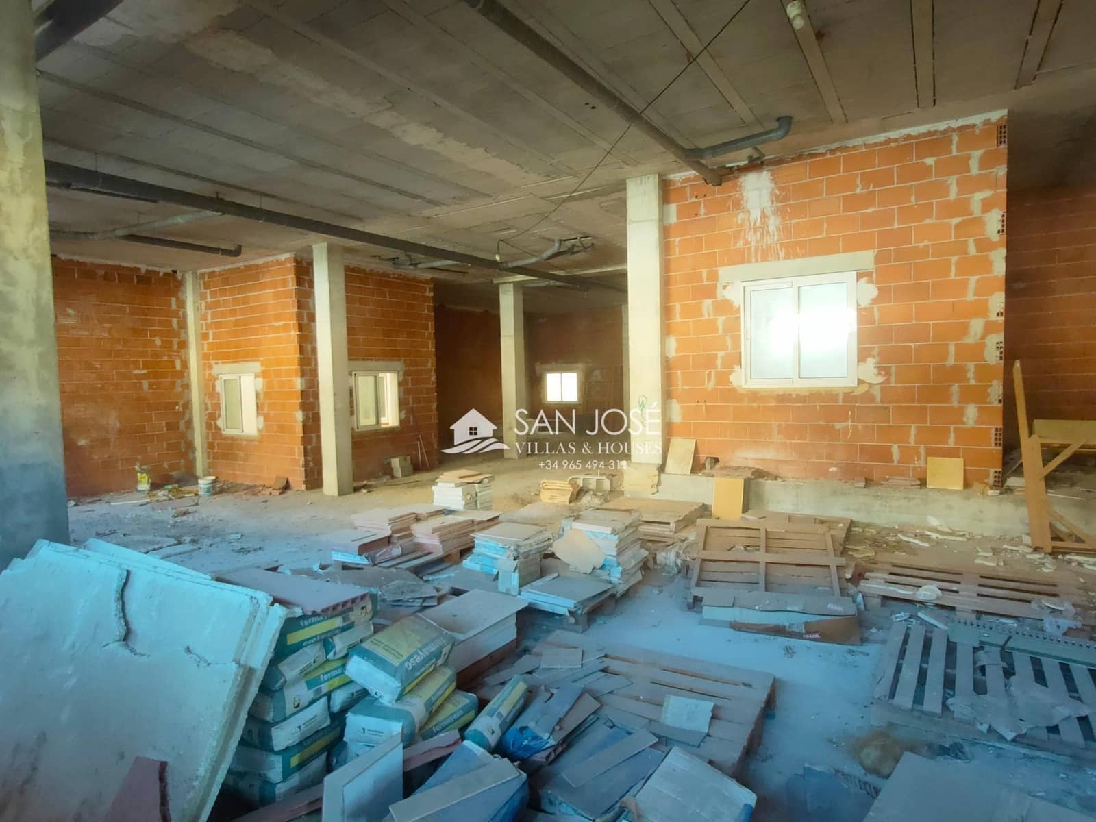 Kaupallinen myytävänä paikassa Aspe - 195 000 € (Ref: 9645257)