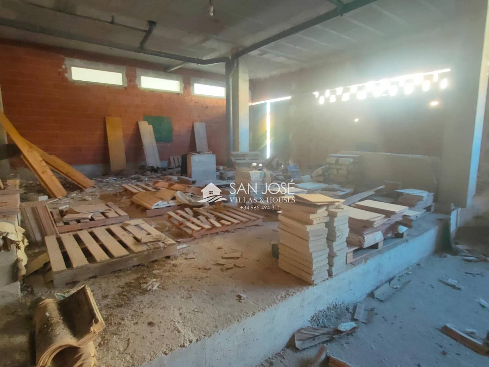 Kaupallinen myytävänä paikassa Aspe - 195 000 € (Ref: 9645257)