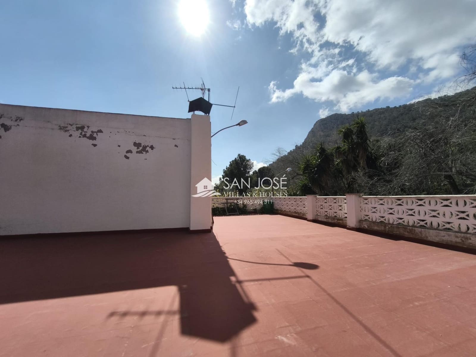 5 bedroom Villa for sale in Aspe with pool - € 285,000 (Ref: 9788561)