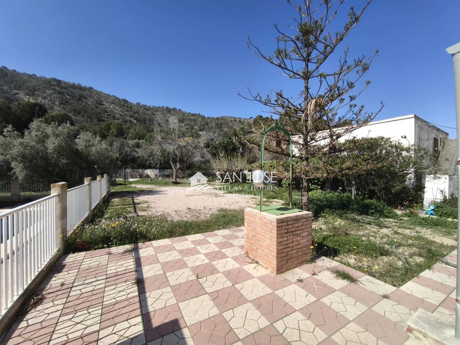 5 bedroom Villa for sale in Aspe with pool - € 285,000 (Ref: 9788561)