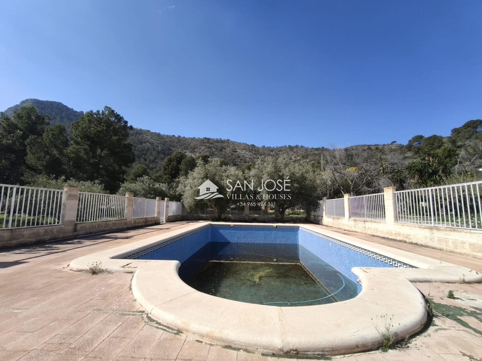 5 bedroom Villa for sale in Aspe with pool - € 285,000 (Ref: 9788561)