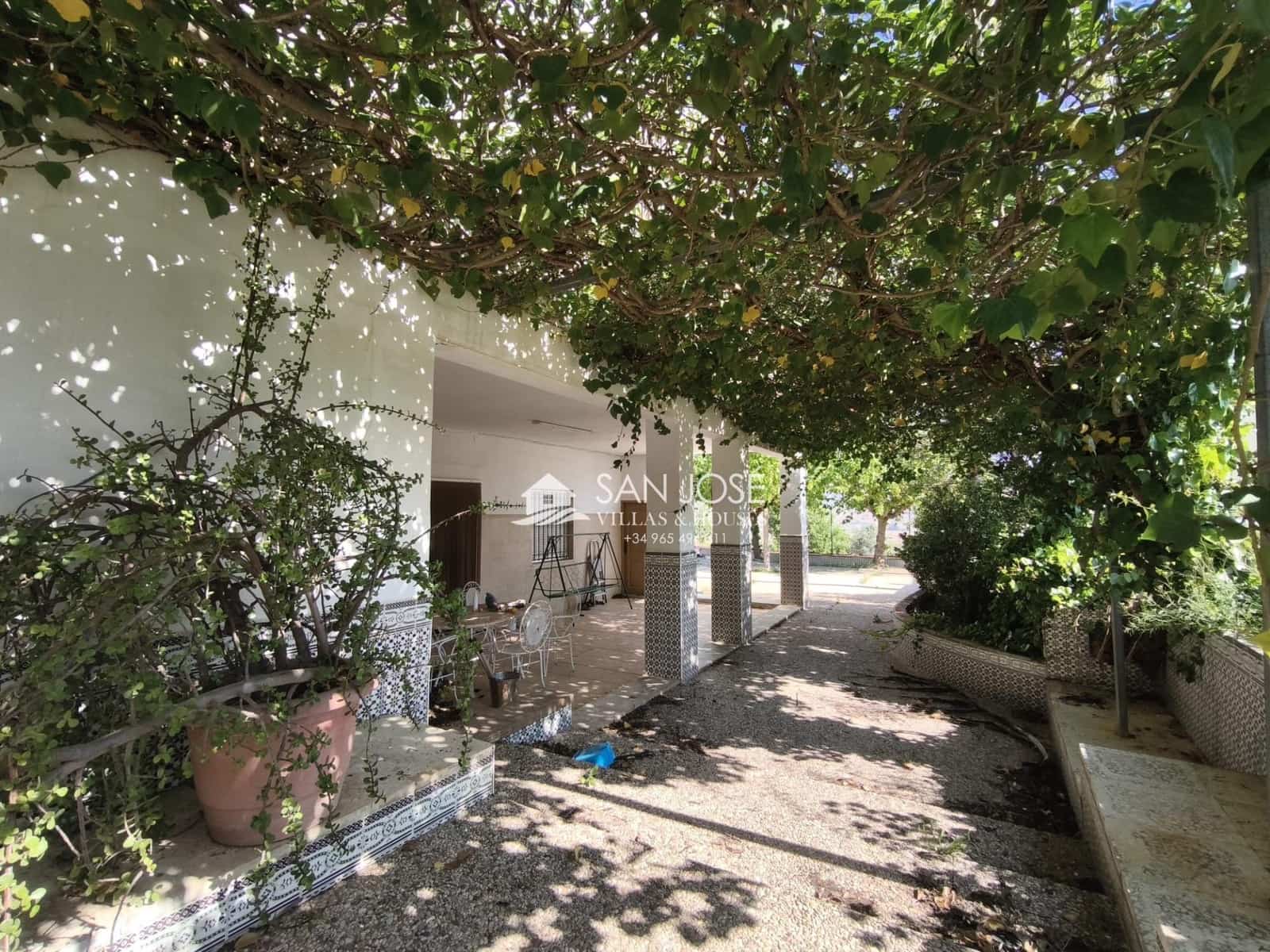 5 bedroom Villa for sale in Aspe with pool - € 285,000 (Ref: 9788561)