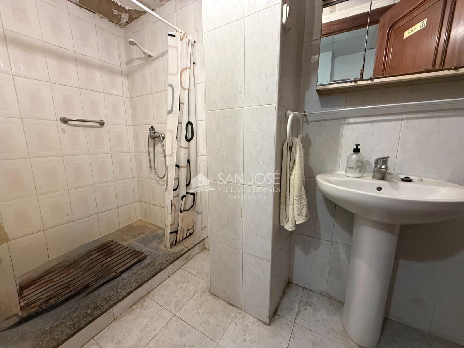 5 bedroom Townhouse for sale in Monforte del Cid with garage - € 81,000 (Ref: 9801340)